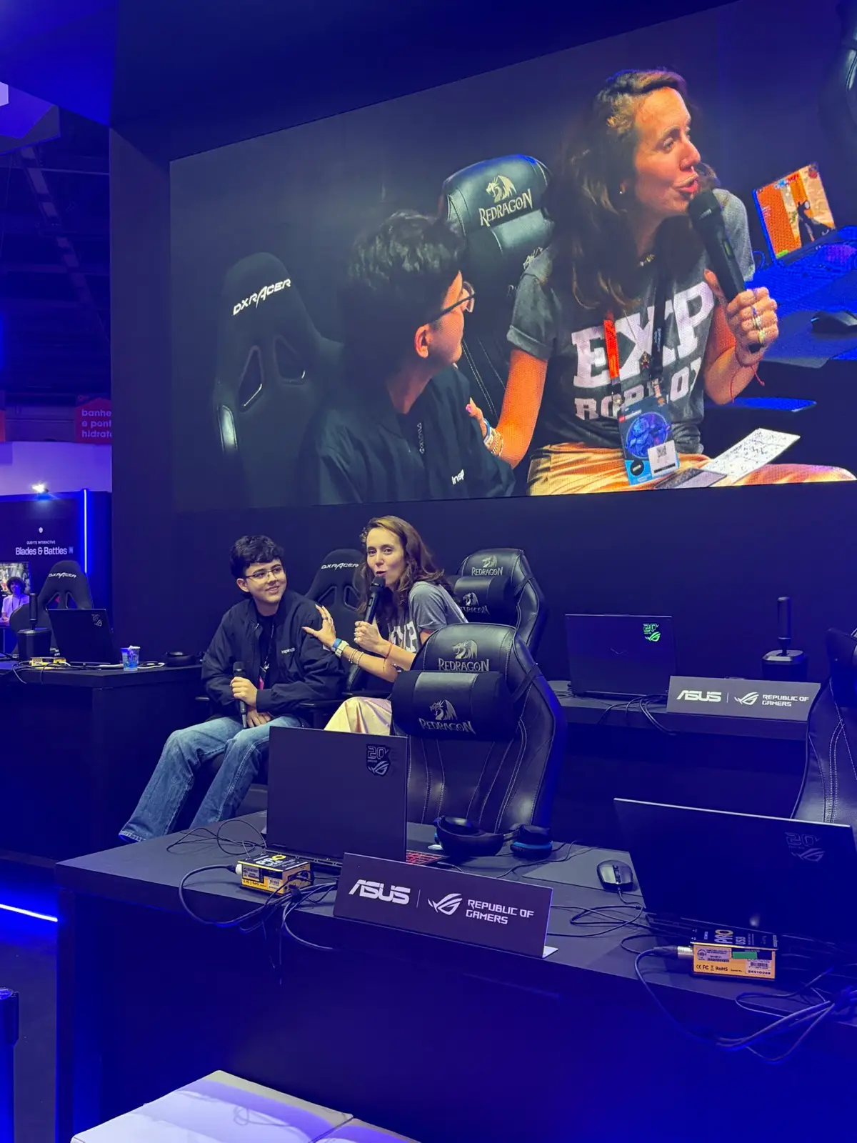 Activación de la Expedición Roblox sobre el escenario del stand de Roblox en la gamescom latam