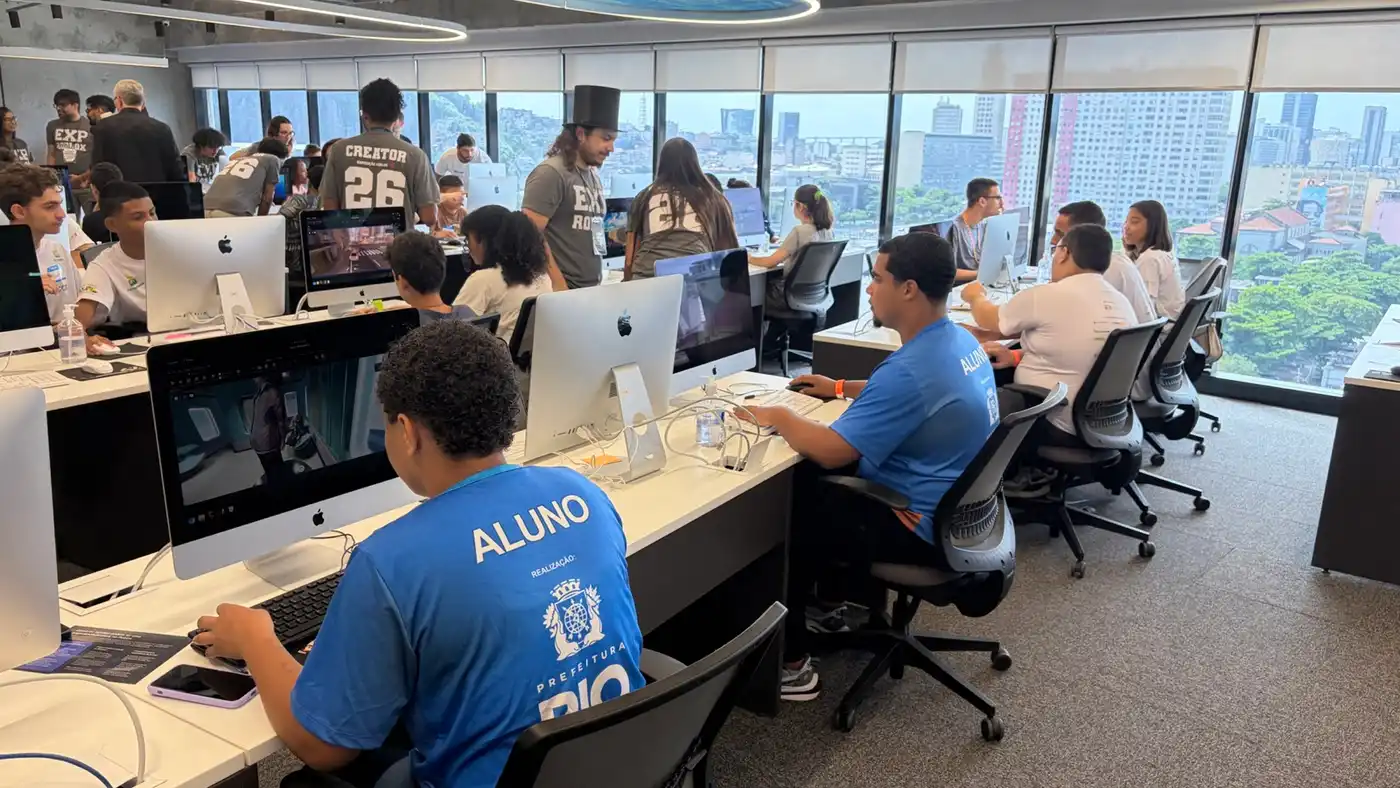 Jóvenes frente a computadoras en el primer encuentro de la Expedición Roblox, en el 42 Rio de Río de Janeiro