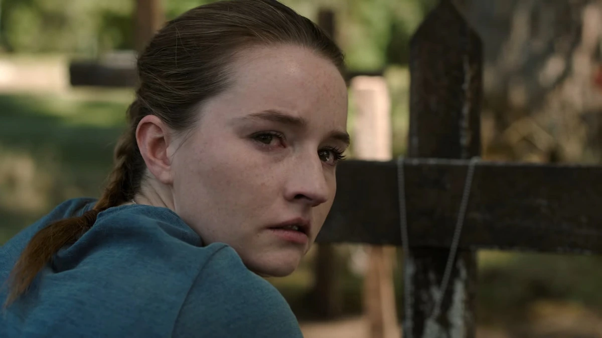 Primer plano de Kaitlyn Dever como Abby en The Last of Us