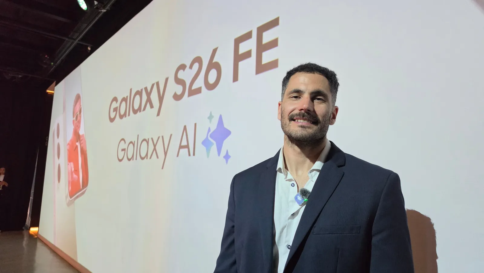 Franco Armentano, de Samsung, frente a la pantalla del lanzamiento del Galaxy S26 FE en Argentina