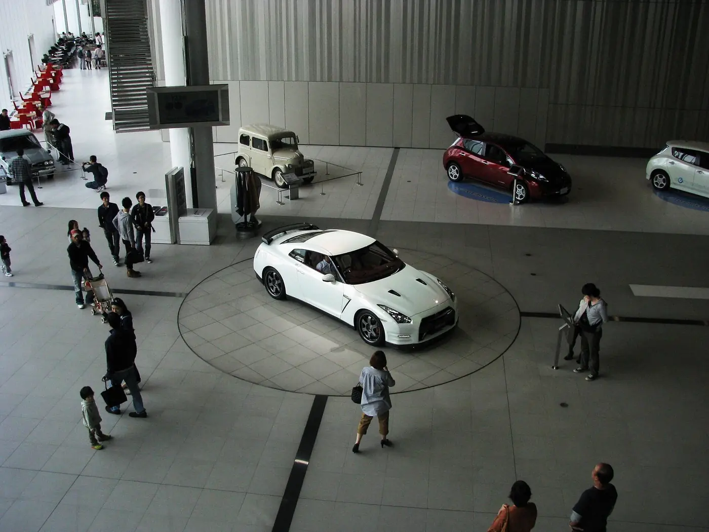Galería de la sede global de Nissan en Yokohama con autos en exhibición