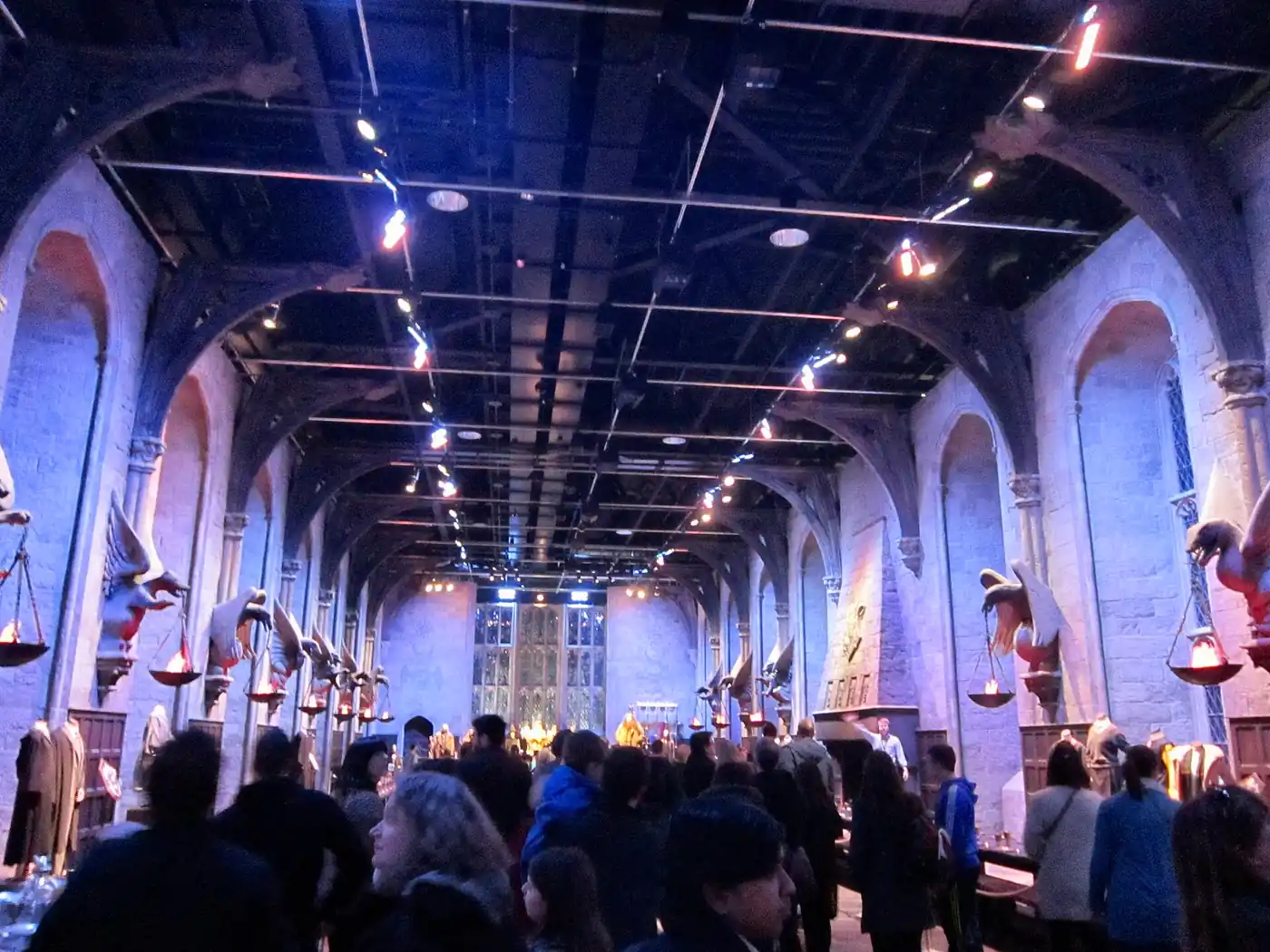 El Gran Comedor de Hogwarts recreado en el Warner Bros. Studio Tour, con visitantes recorriendo las mesas largas