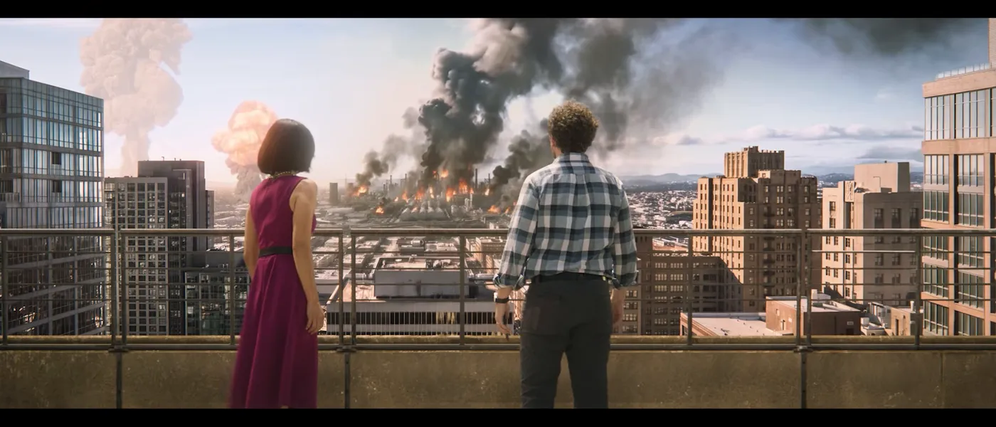 Escena de Hour Zero, la serie live-action de Ace Combat 8: Wings of Theve, con una ciudad bajo ataque al fondo