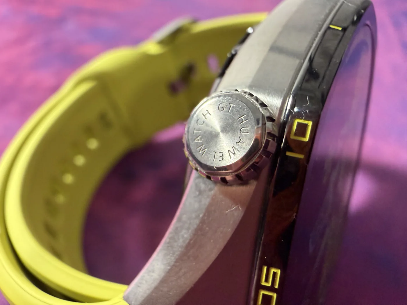 Corona lateral del Huawei Watch GT 7 Pro, de cerca, con el grabado de Huawei