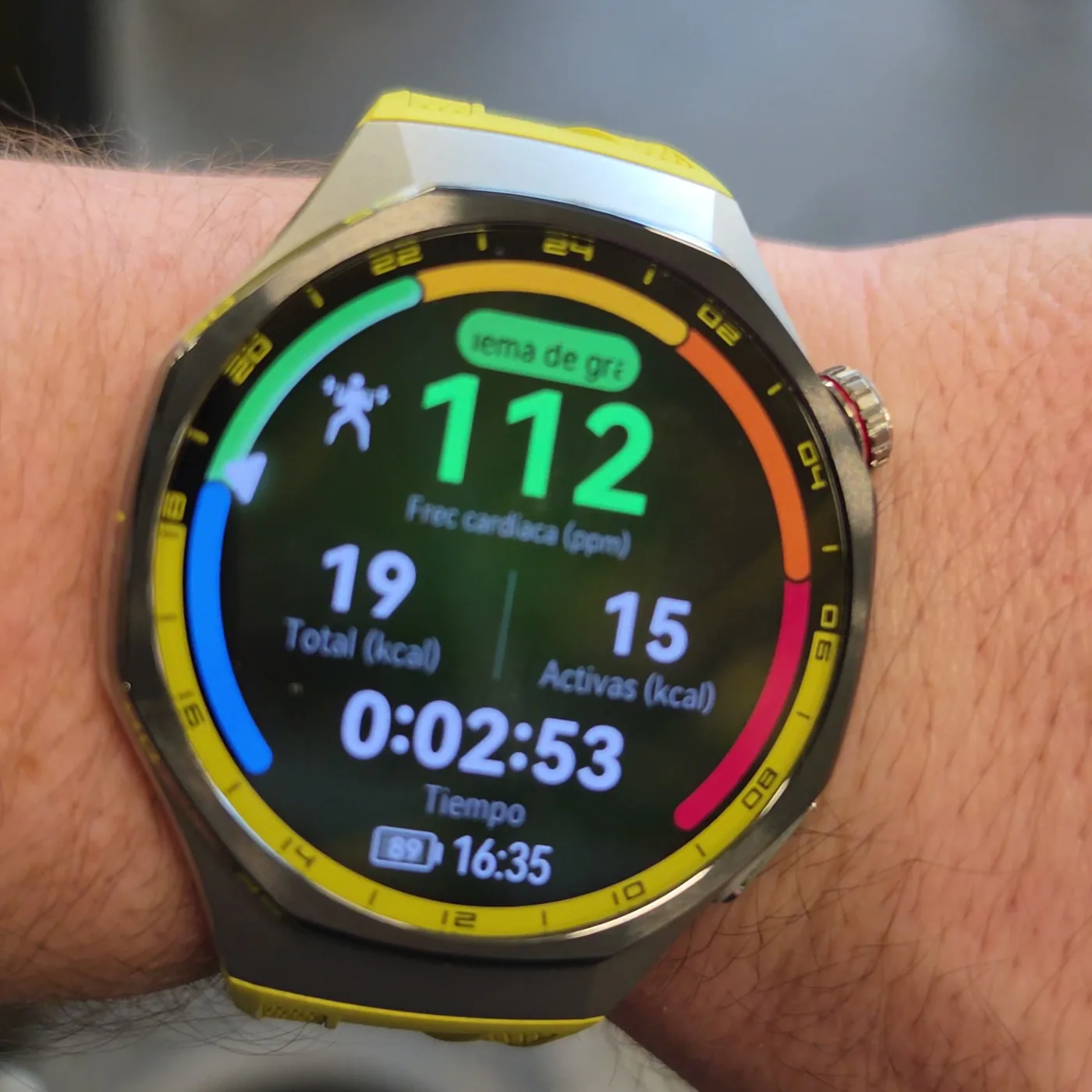 Huawei Watch GT 7 Pro durante un entrenamiento de fuerza en el gimnasio, con la frecuencia cardíaca en 112 ppm