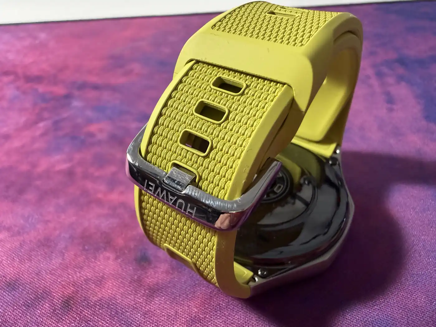 Hebilla de metal y malla amarilla del Huawei Watch GT 7 Pro