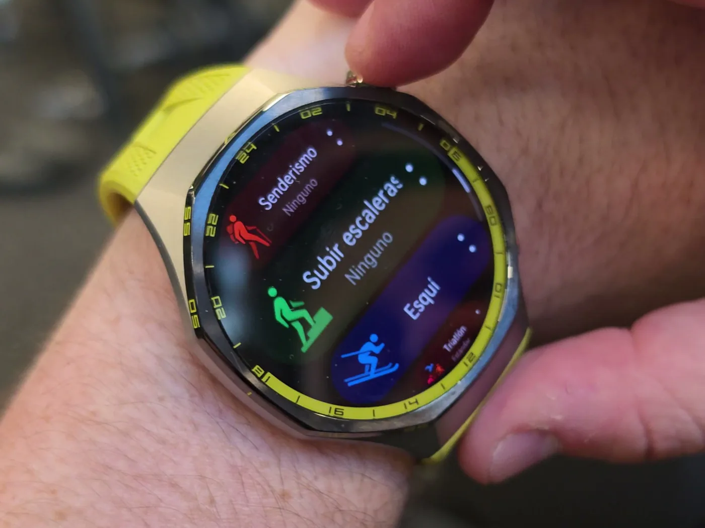 Lista de modos deportivos del Huawei Watch GT 7 Pro con senderismo, subir escaleras y esquí