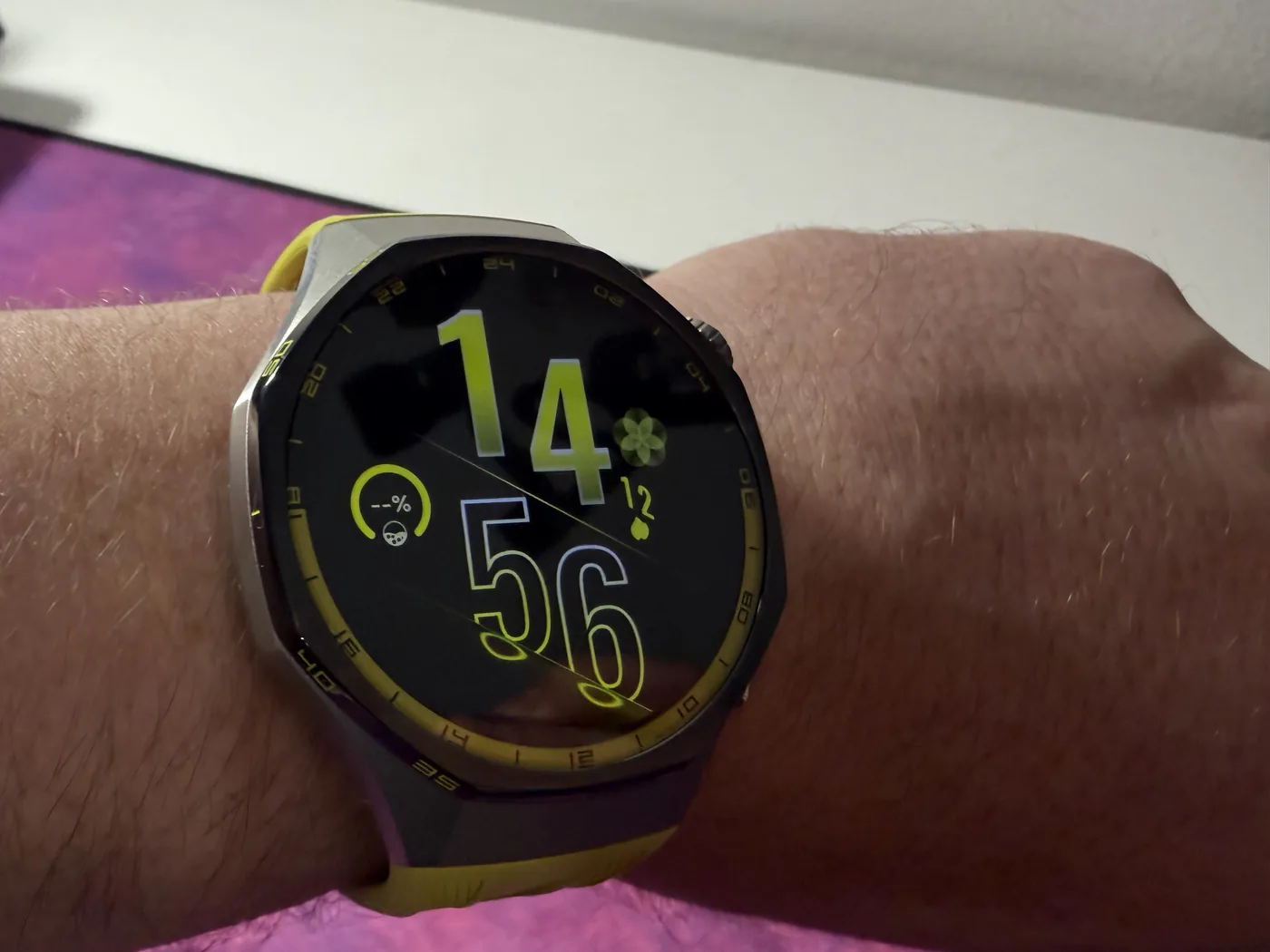 Huawei Watch GT 7 Pro amarillo puesto en la muñeca