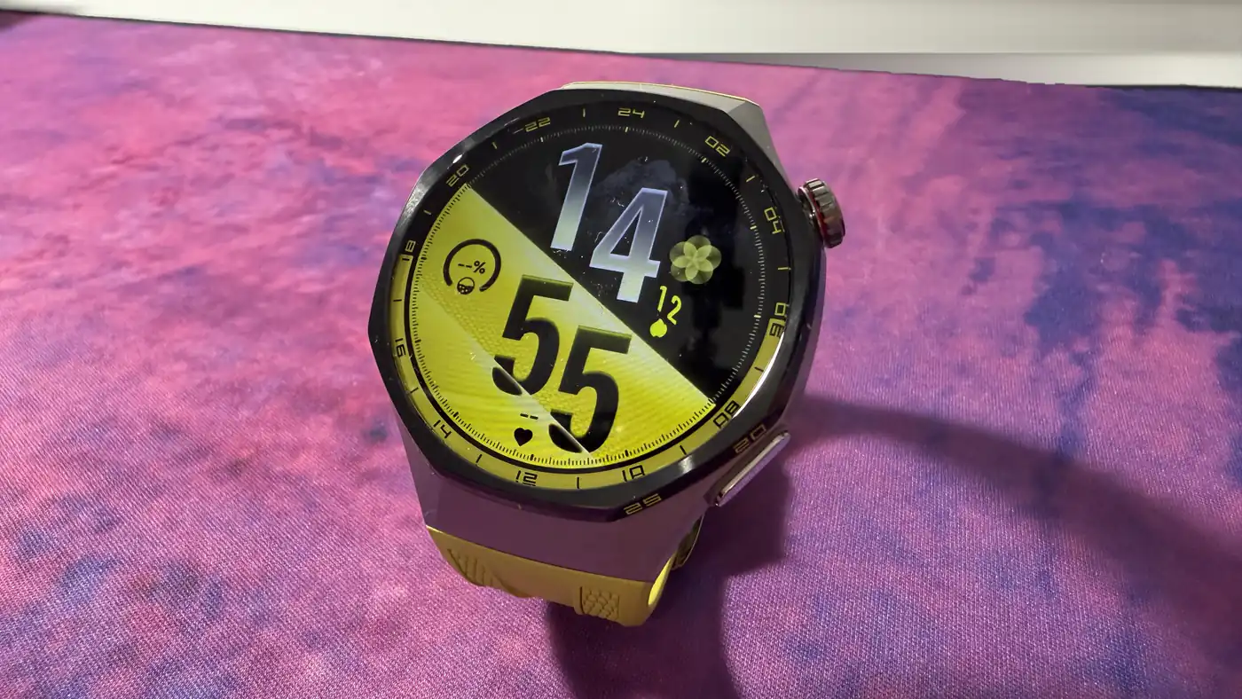 Huawei Watch GT 7 Pro amarillo con bisel negro, apoyado sobre una mesa durante nuestra prueba