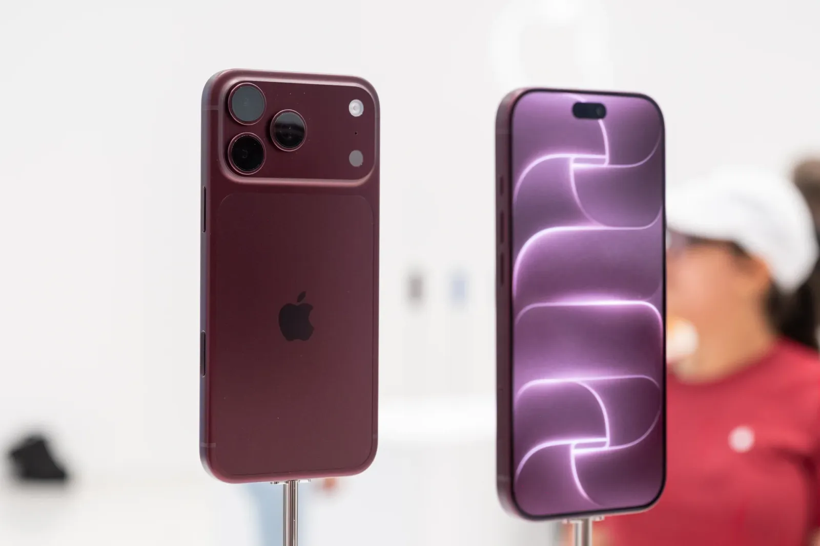 Dos unidades del iPhone 18 Pro exhibidas en una Apple Store, una de frente y otra de espaldas