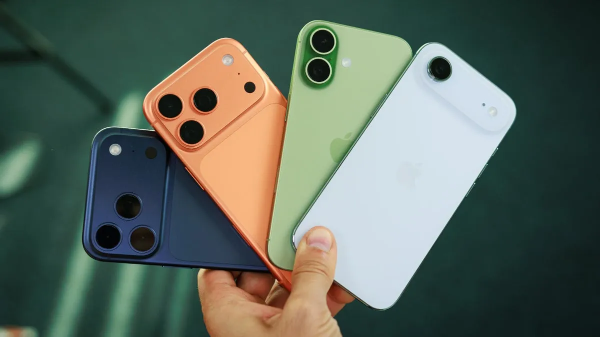 Varios celulares de distintos colores sostenidos en una mano, imagen de referencia para el iPhone 18e