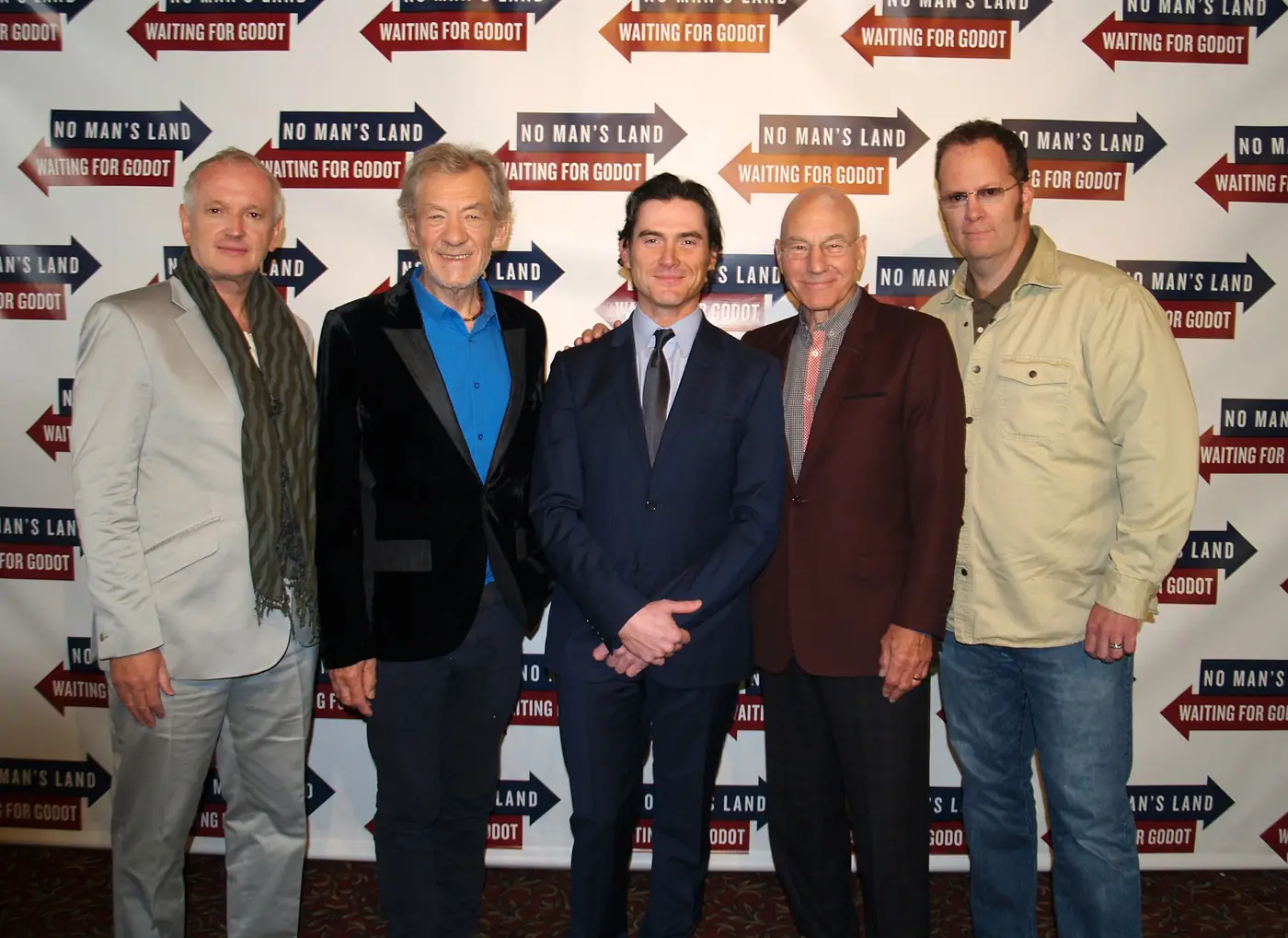 Ian McKellen y Patrick Stewart, Magneto y el Profesor X de X-Men, posan junto al elenco de No Man's Land y Waiting for Godot en Nueva York
