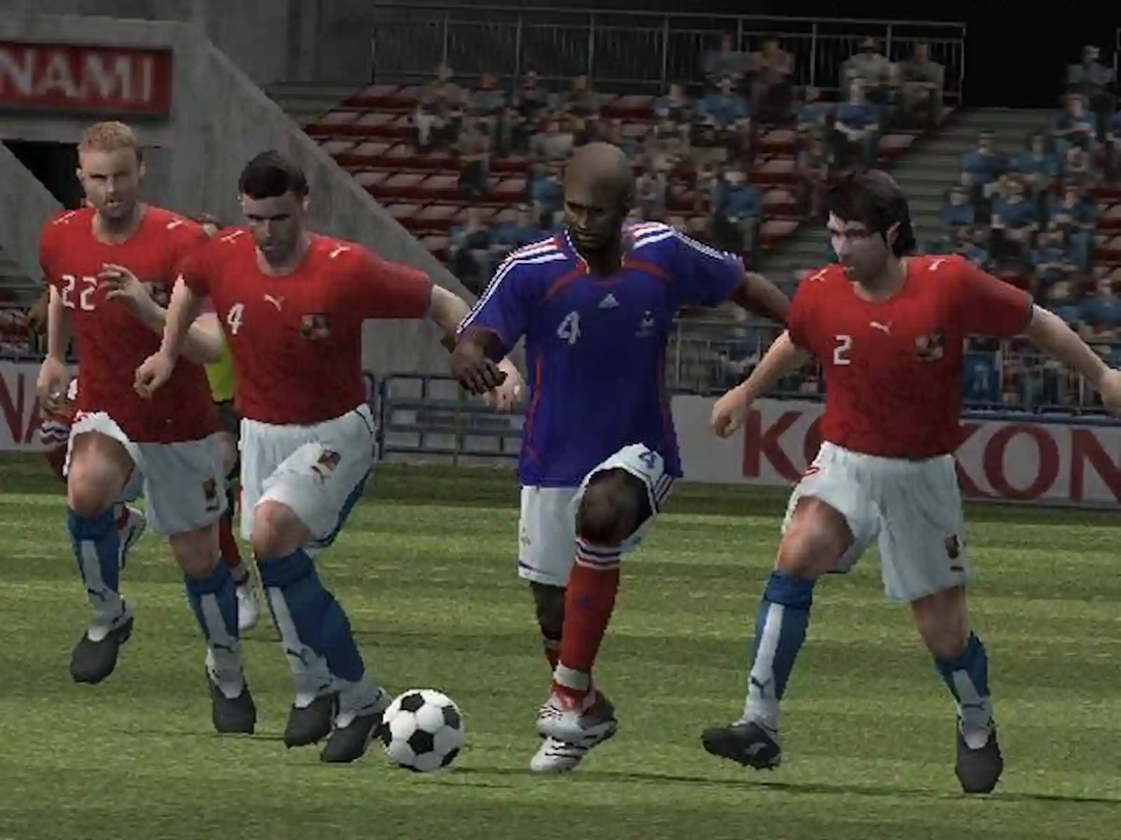 Jugadores de Francia y de República Checa disputan la pelota en Pro Evolution Soccer 6