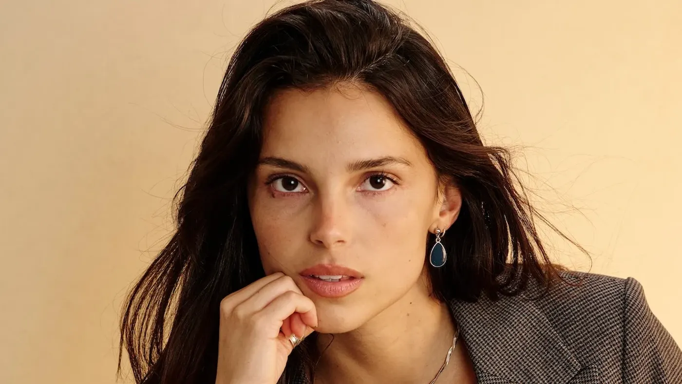 Retrato de Inde Navarrette, protagonista de The Waffle House Index, la nueva película de Apple Original Films