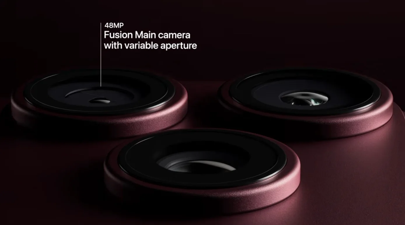 Los tres lentes del iPhone 18 Pro con la etiqueta de la cámara Fusion de 48MP con apertura variable
