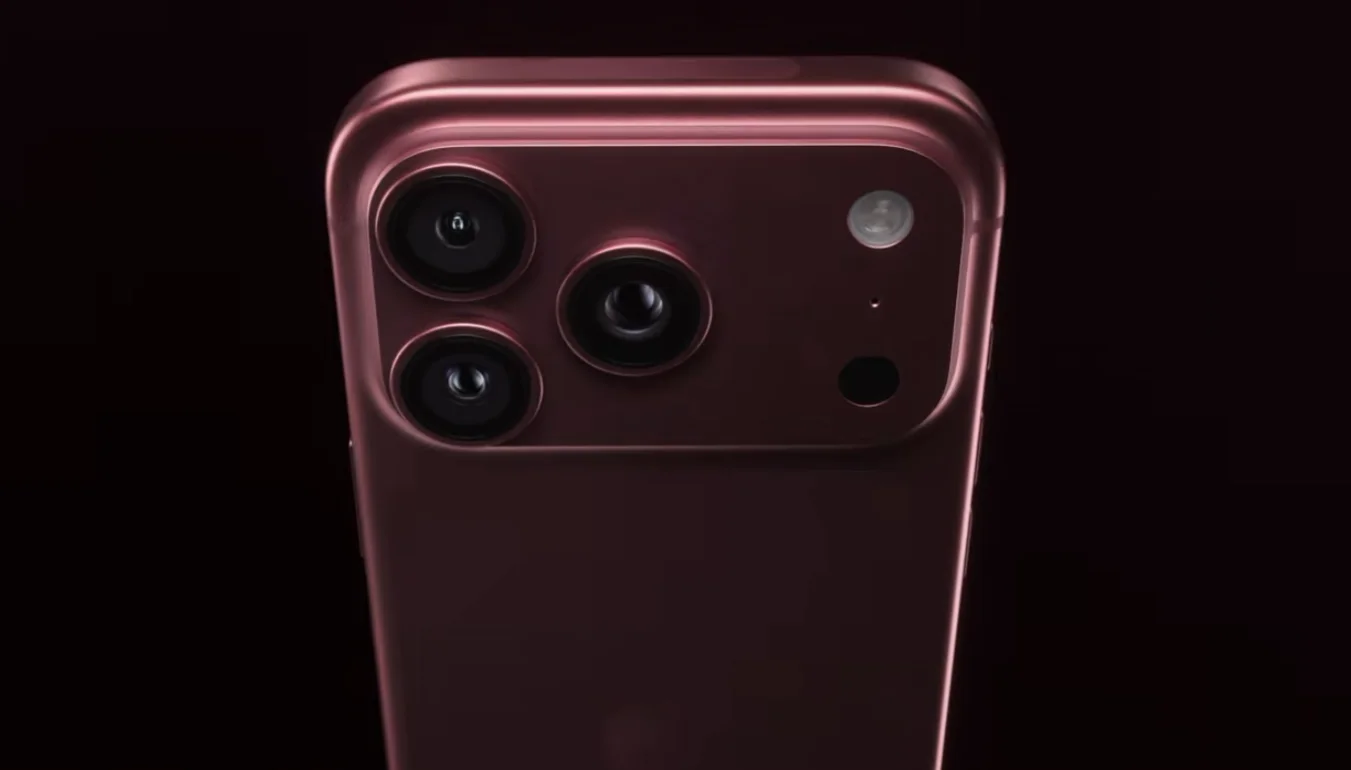 Primer plano del módulo de cámaras del iPhone 18 Pro en color burgundy