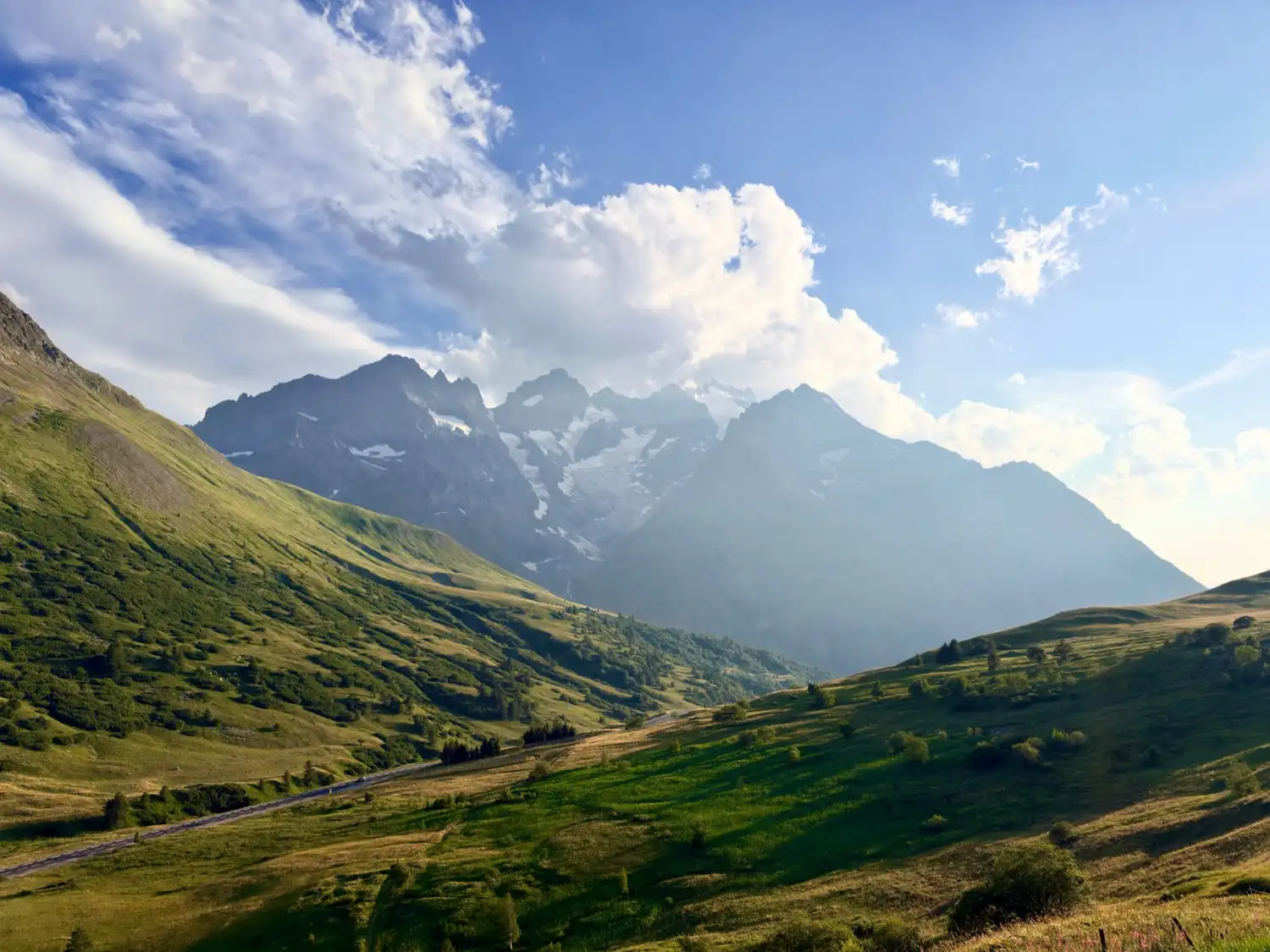 Paisaje de montaña tomado con la cámara Fusion de 48MP del iPhone 18 Pro