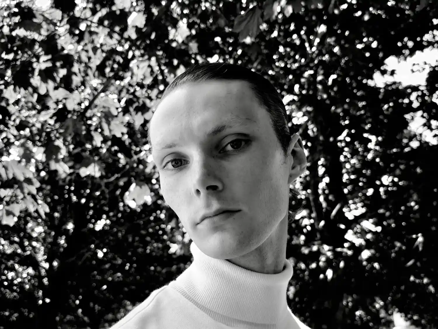 Retrato en blanco y negro tomado con el iPhone 18 Pro, con el fondo desenfocado