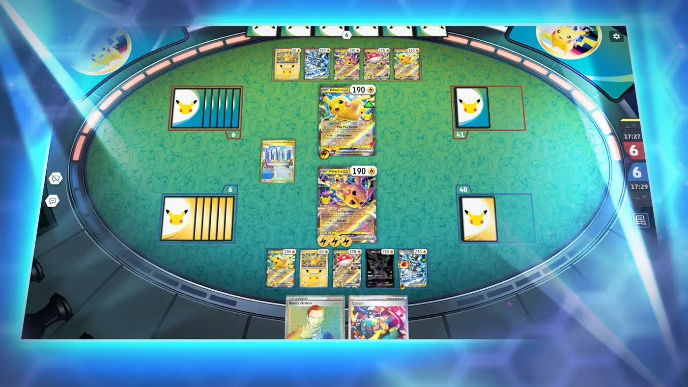 Partida de JCC Pokémon Live con tapete y fundas temáticas del 30 aniversario de Pokémon y dos Pikachu ex en juego