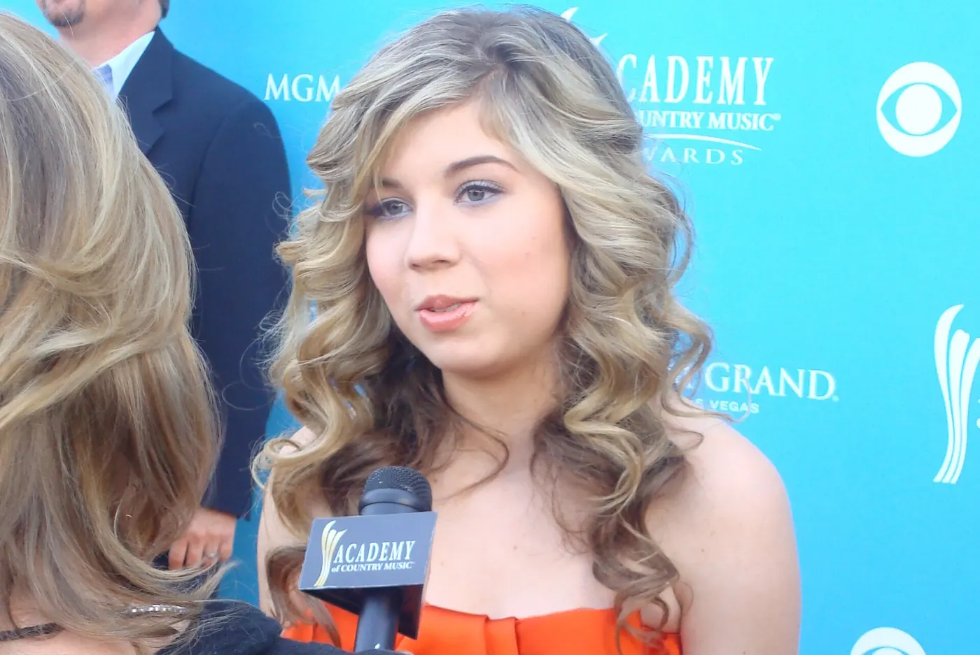 Jennette McCurdy en la alfombra de los premios de la Academy of Country Music en 2010