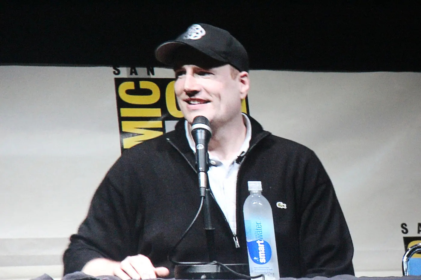 Kevin Feige, presidente de Marvel Studios, sonríe frente al micrófono en un panel de la Comic-Con