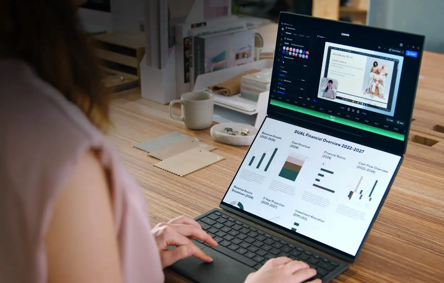Mujer trabajando con la ASUS Zenbook DUO en modo de pantalla dual sobre un escritorio