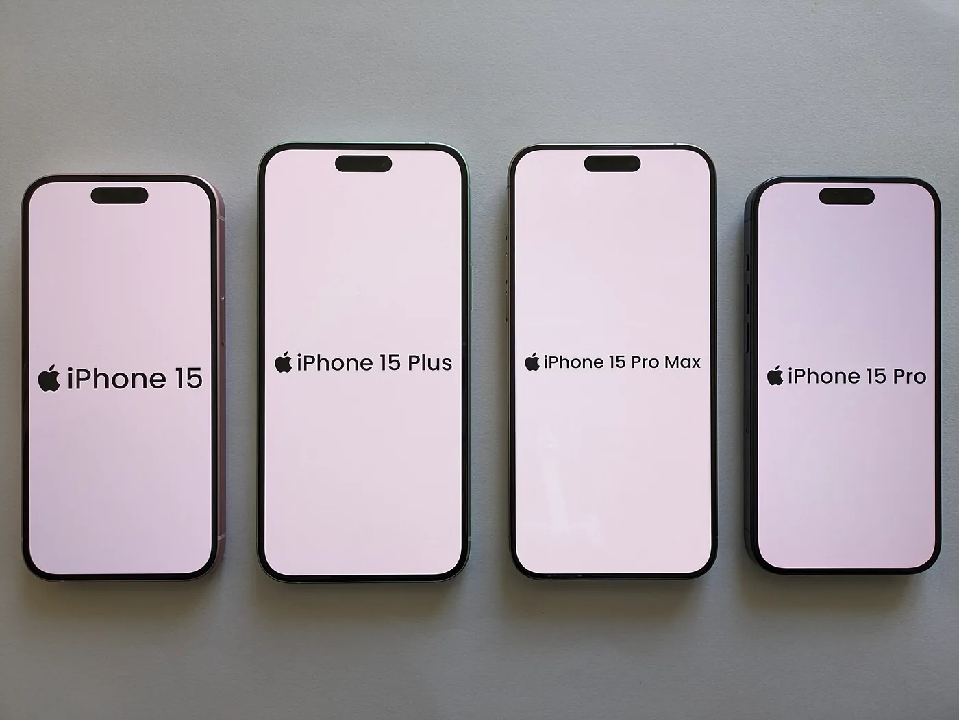 Los cuatro modelos de la línea iPhone 15 de frente sobre una mesa: iPhone 15, 15 Plus, 15 Pro Max y 15 Pro