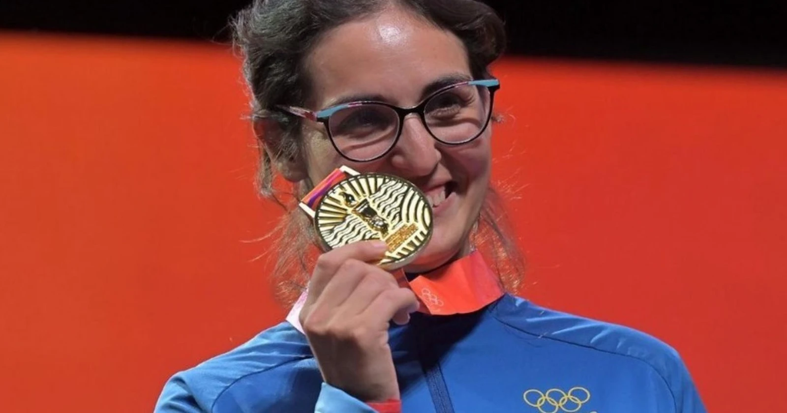 Daniela Arias muerde su medalla de oro de los Juegos Suramericanos 2026
