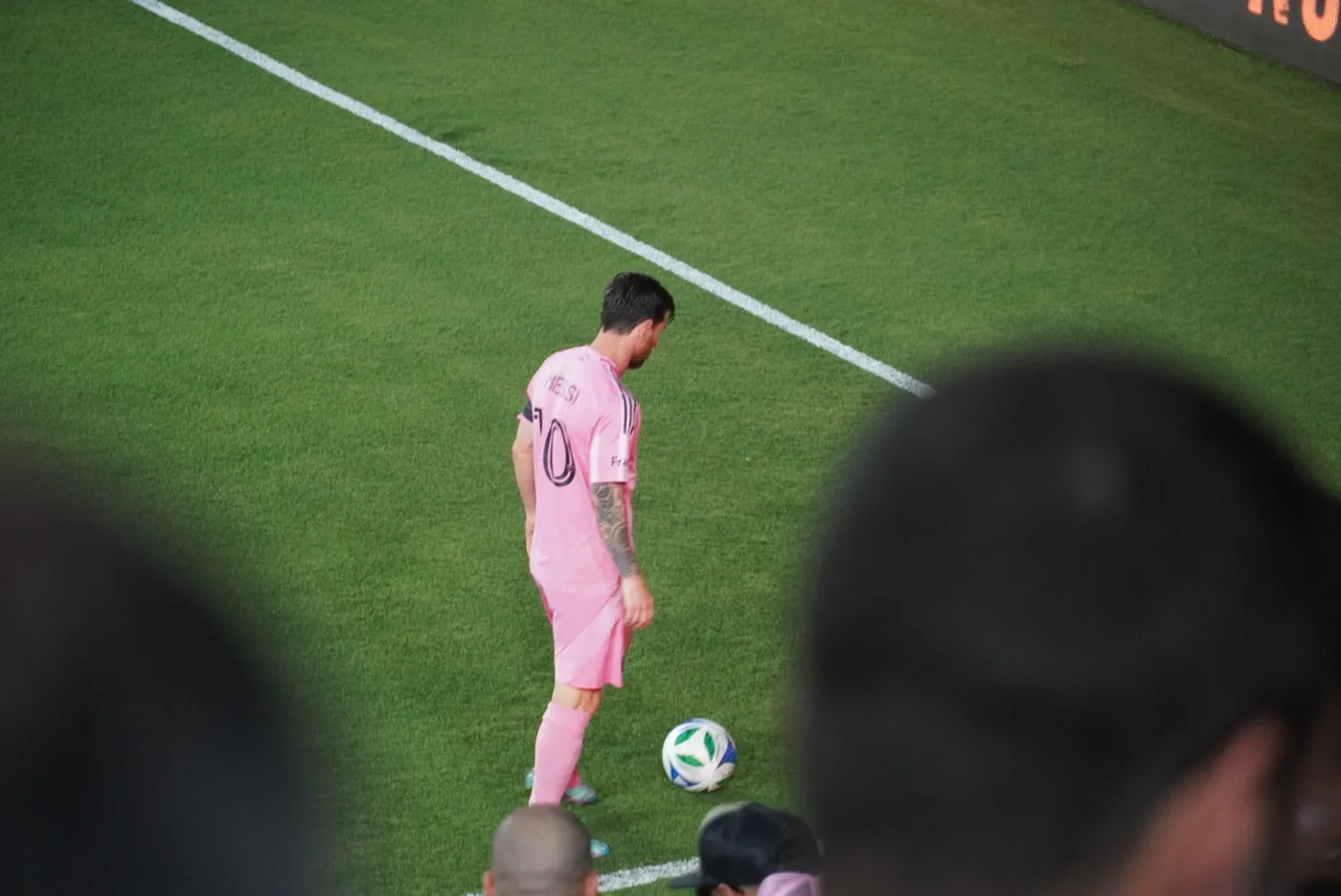Lionel Messi con la camiseta rosa del Inter Miami acomodando la pelota en un partido de la MLS