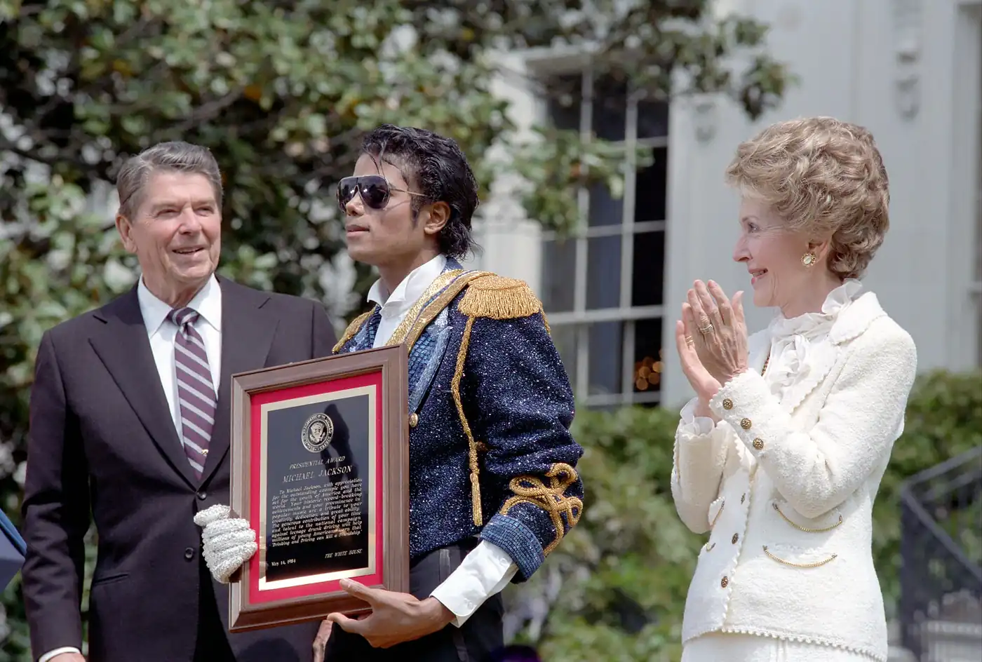 Michael Jackson recibe un reconocimiento en la Casa Blanca en 1984, junto a Ronald y Nancy Reagan