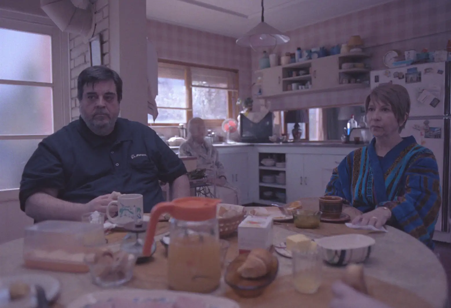 Carlos Portaluppi y Alejandra Flechner sentados a la mesa de una cocina en Mis muertos tristes