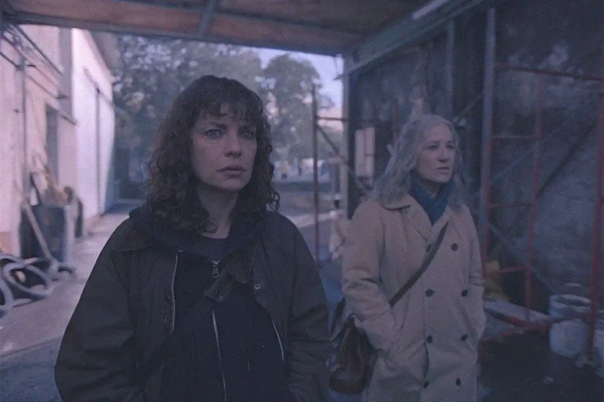 Dolores Fonzi y Mercedes Morán en una escena exterior de Mis muertos tristes, miniserie de Netflix