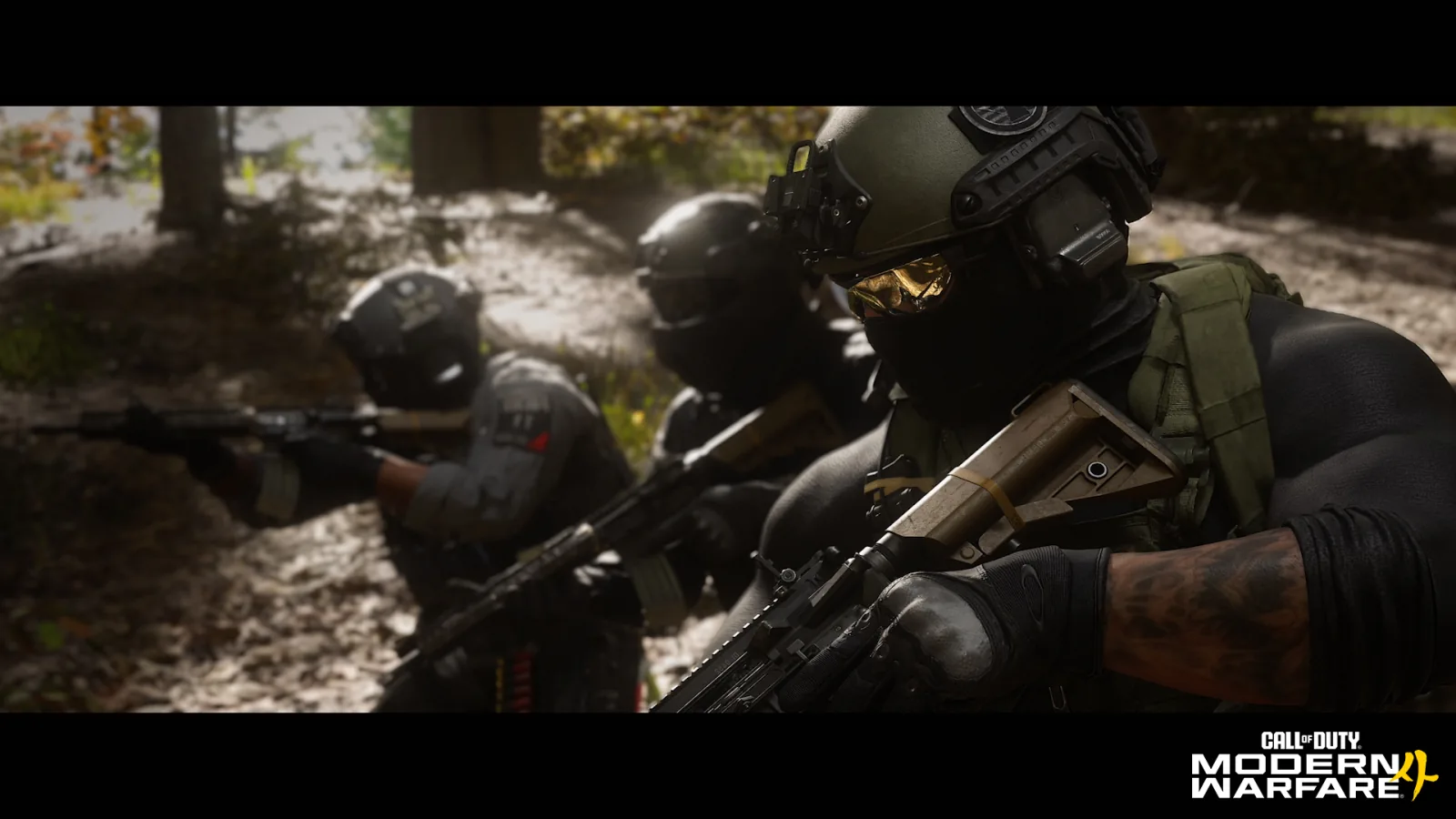 Escuadra de operadores de Call of Duty: Modern Warfare 4 avanzando armada por un bosque