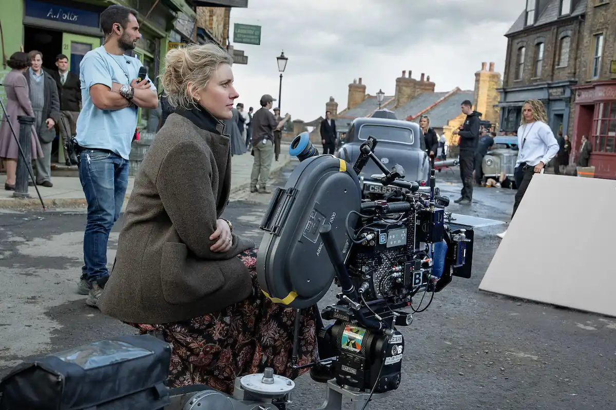Greta Gerwig durante el rodaje de Narnia: El sobrino del mago, la película de Netflix