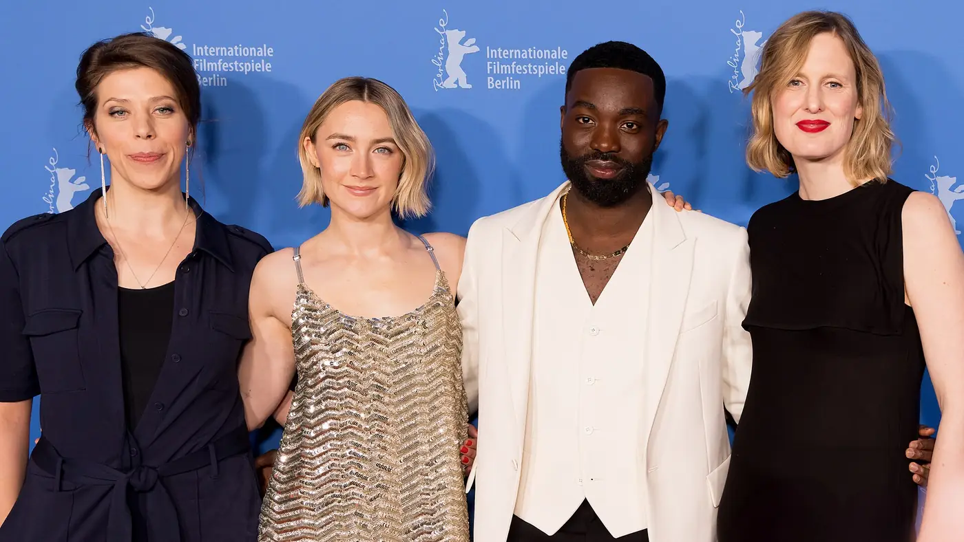 Paapa Essiedu junto a Saoirse Ronan y el equipo de The Outrun en la Berlinale 2024