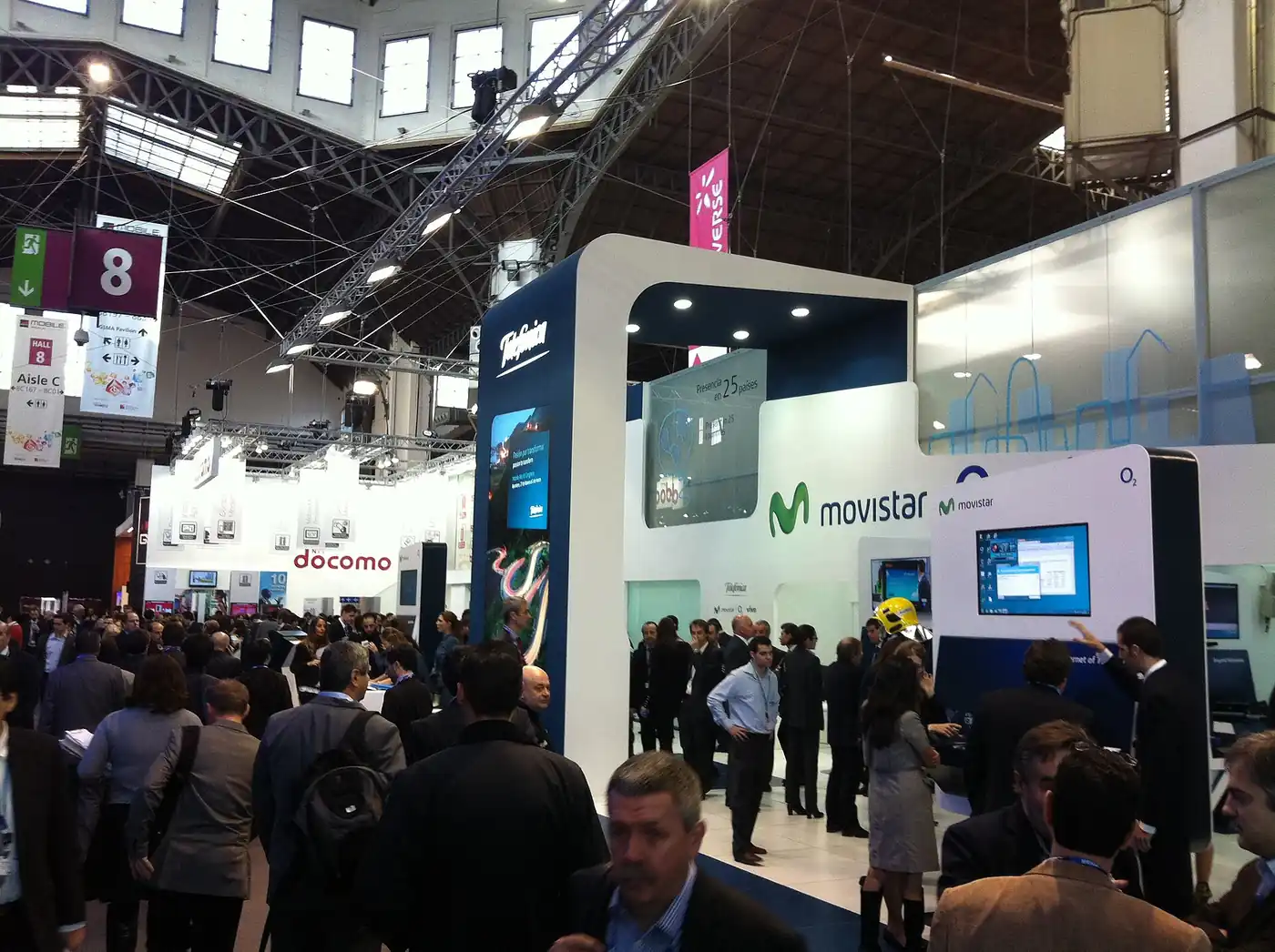 Público recorriendo los stands de un pabellón del Mobile World Congress de Barcelona