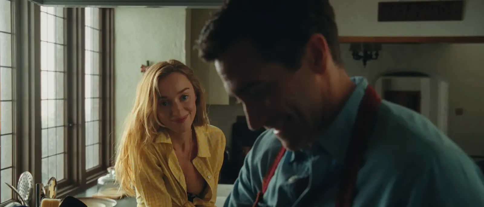 Phoebe Dynevor sonríe junto a Jake Gyllenhaal en una cocina, en una escena de Nunca olvides que te quiero - Remain
