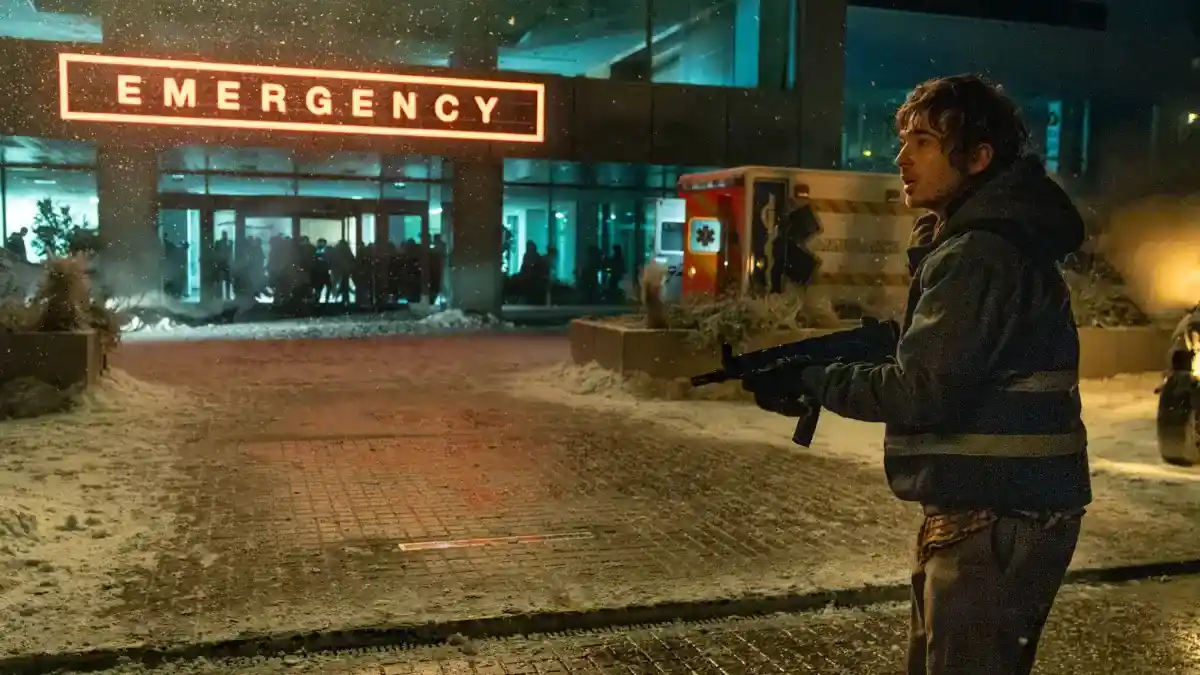 Austin Abrams armado frente a la guardia de un hospital en Resident Evil: Noche Cero
