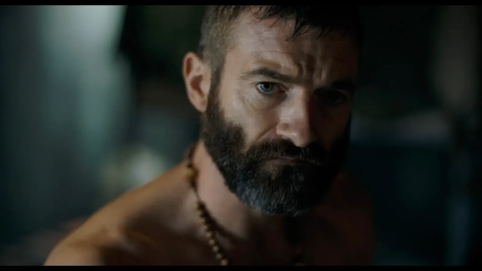 Primer plano de un hombre barbudo en The Last Photograph, la nueva película de Zack Snyder