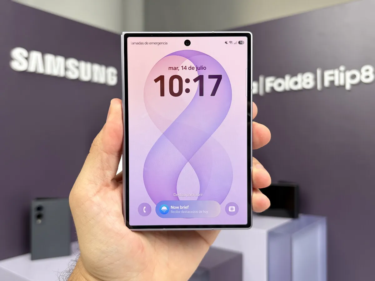 Galaxy Z Fold8 cerrado en la mano, con su pantalla exterior de 5,5 pulgadas, en el stand de Samsung