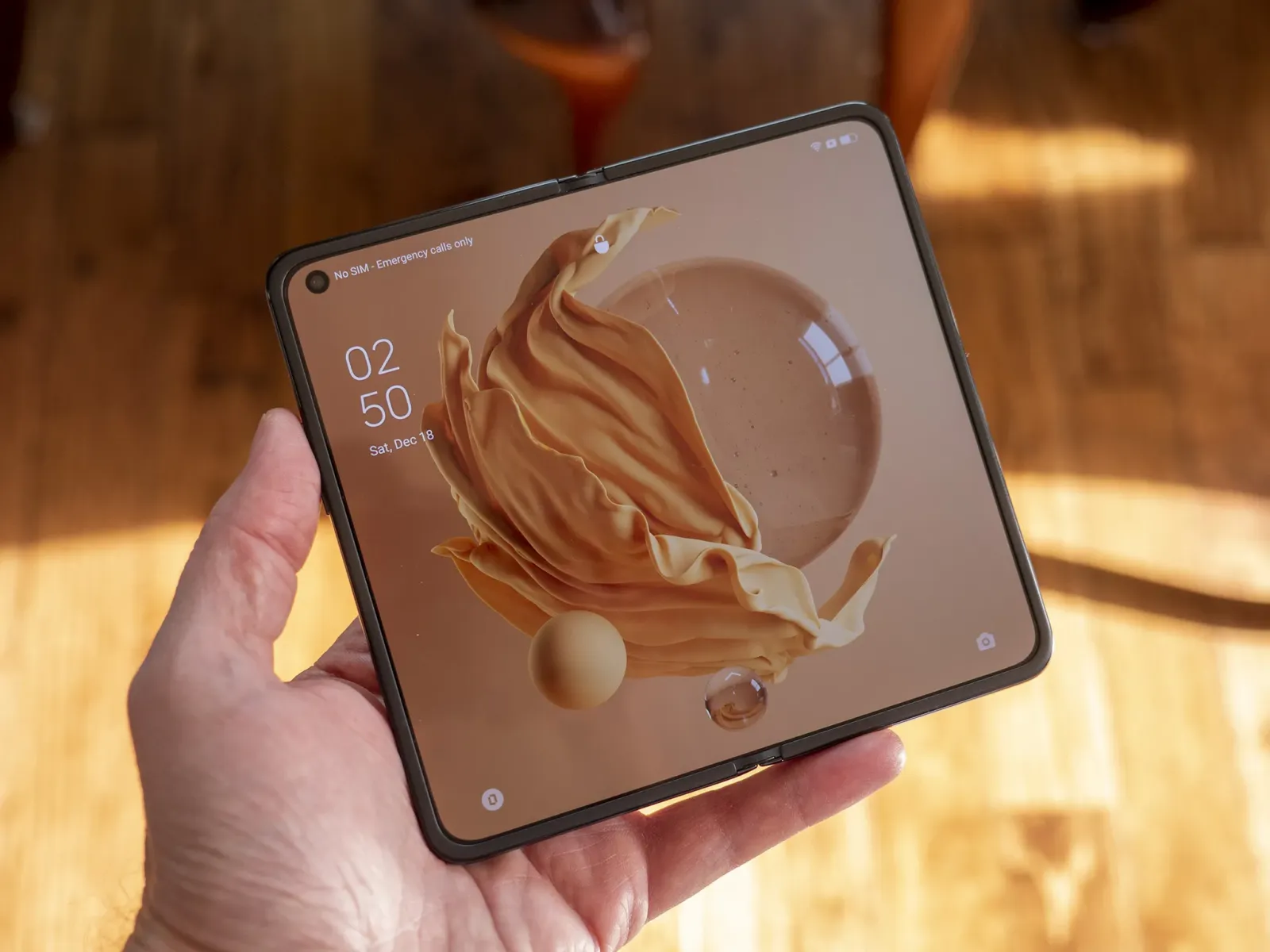 Oppo Find N desplegado en la mano, con la pantalla interior casi cuadrada que inauguró el formato pasaporte