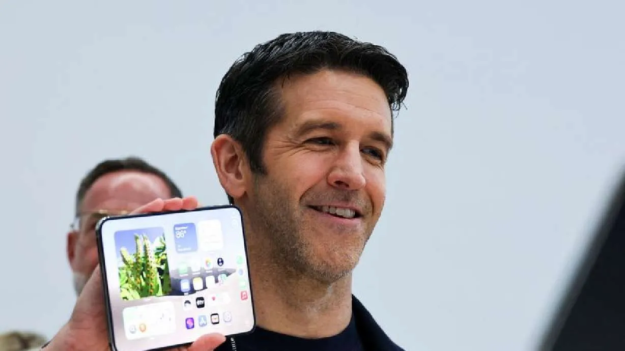 Una persona sostiene el iPhone Duo abierto durante la presentación de Apple, con la pantalla interior de 7,6 pulgadas encendida