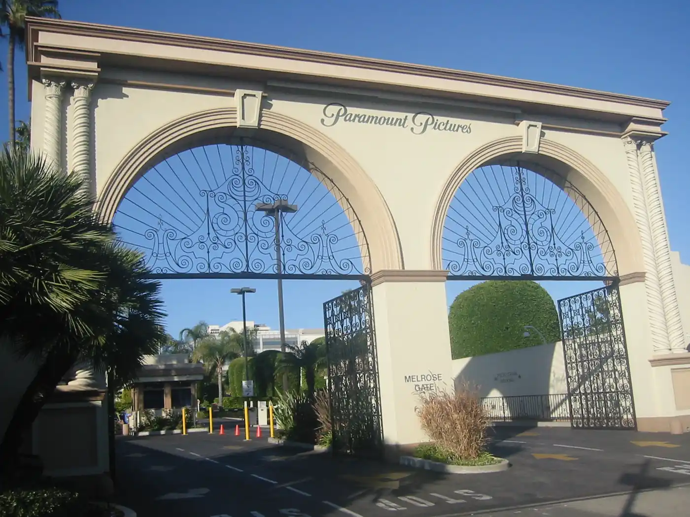 Portón de entrada de los estudios Paramount Pictures en Hollywood, con su arco de piedra y las rejas de hierro