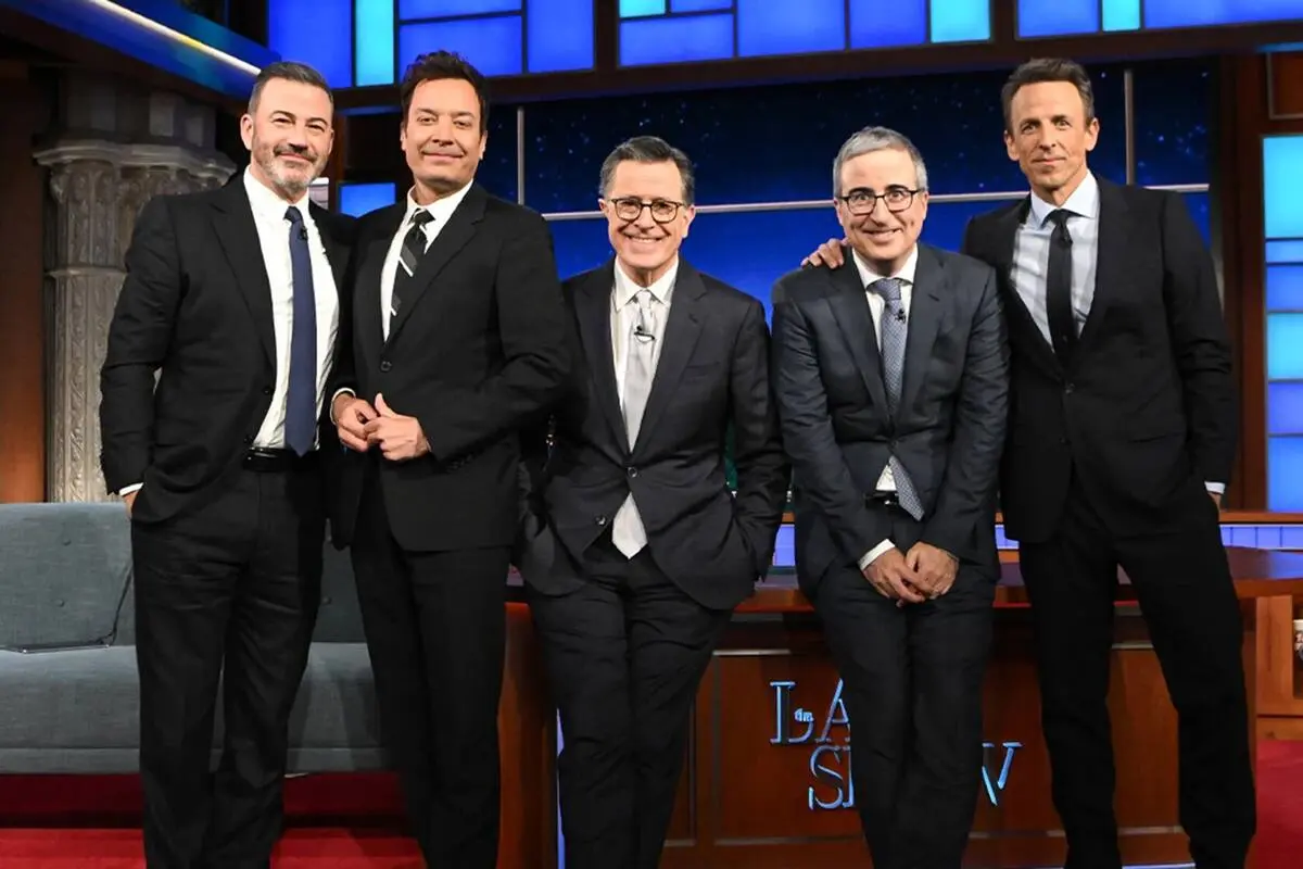 Los presentadores Jimmy Kimmel, Jimmy Fallon, Stephen Colbert, John Oliver y Seth Meyers juntos en Strike Force Five