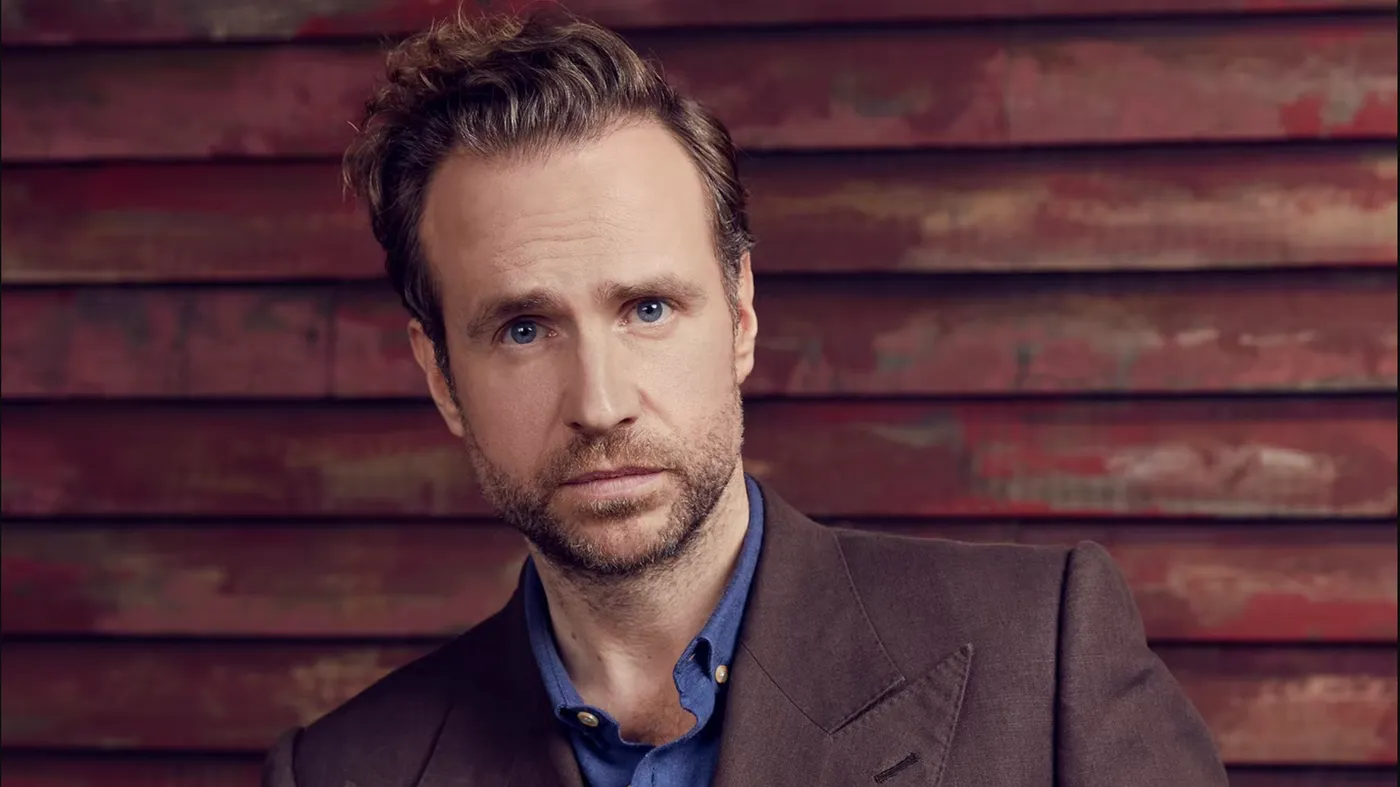 Rafe Spall, el actor que va a interpretar a Arthur Weasley en la segunda temporada de la serie de Harry Potter de HBO