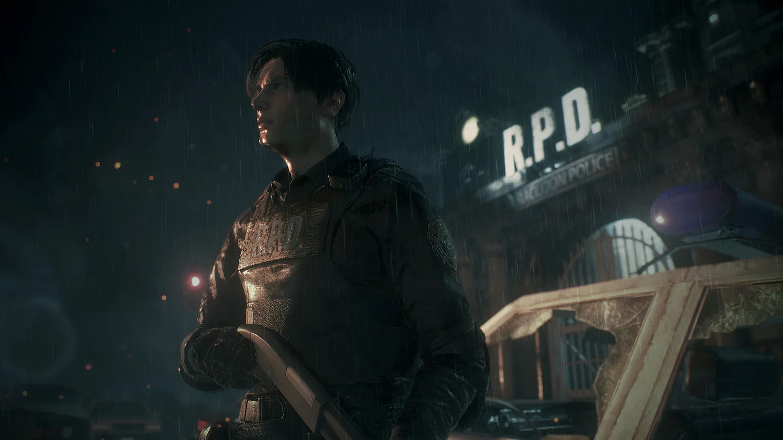 Leon S. Kennedy frente a la comisaría de Raccoon City bajo la lluvia en el remake de Resident Evil 2, que llega a Nintendo Switch 2