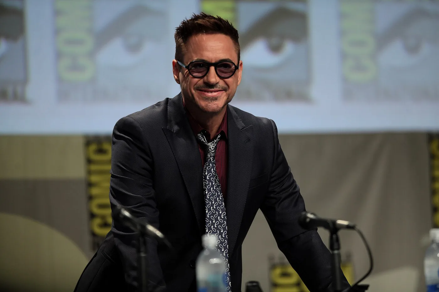 Robert Downey Jr. sonriendo con anteojos oscuros en la San Diego Comic-Con 2014
