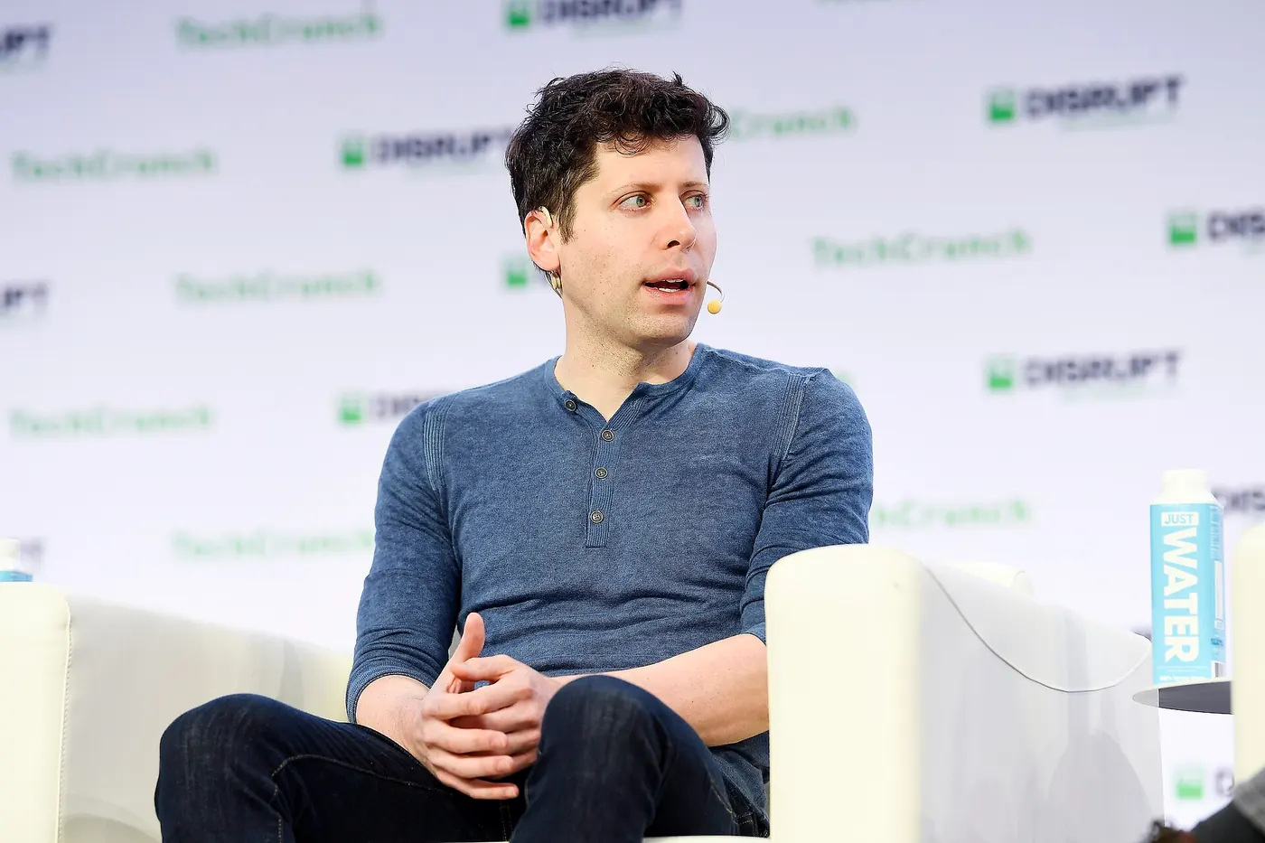 Sam Altman, CEO de OpenAI, habla sentado en el escenario de TechCrunch Disrupt 2019
