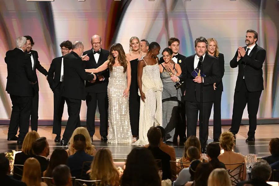 El equipo de DTF St. Louis en los Emmy tras ganar en la categoría de Mejor serie limitada o antológica