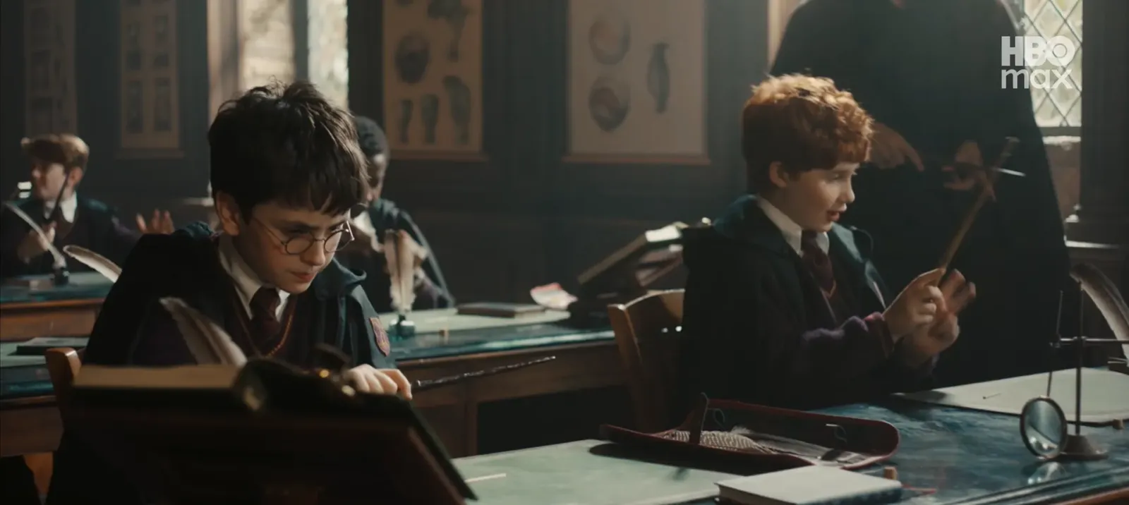 Harry Potter y Ron Weasley durante una clase en el tráiler de la serie de Harry Potter